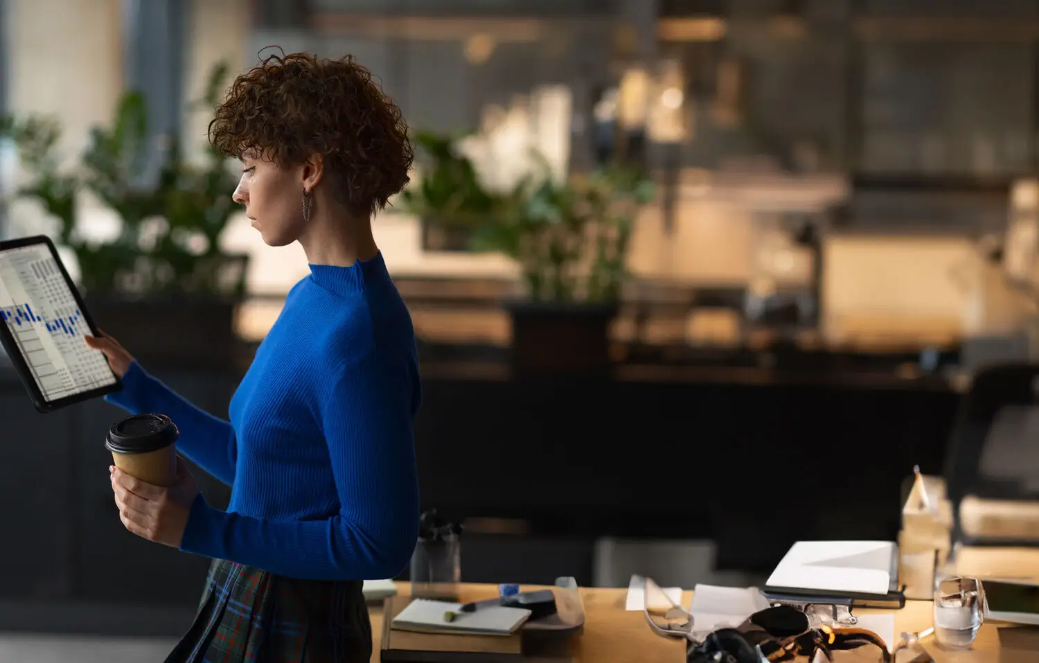 Jeune femme regardant l'écran de sa tablette